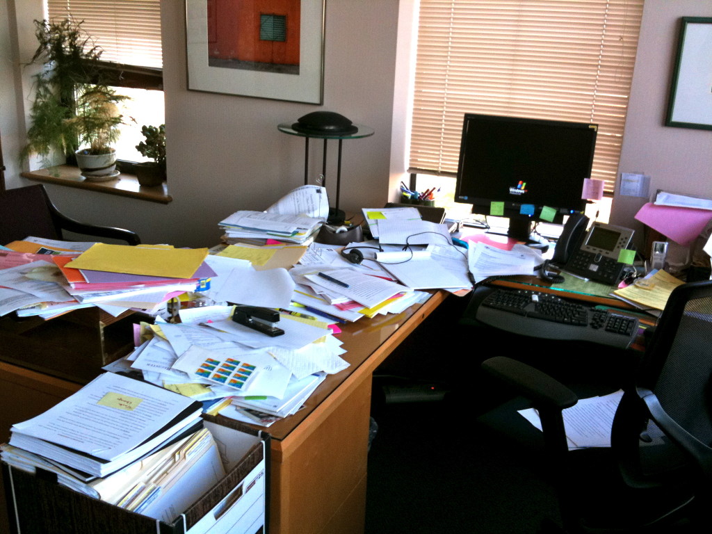messy-desk1